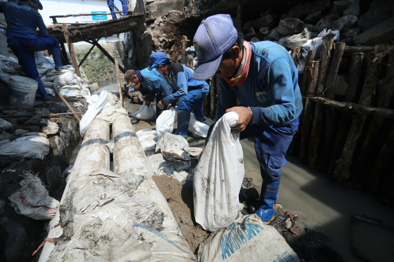 5 Petugas SDA Jakarta Pusat Perbaiki Turap Longsor di Saluran Phb Kawi-Kawi_ 5.jpg