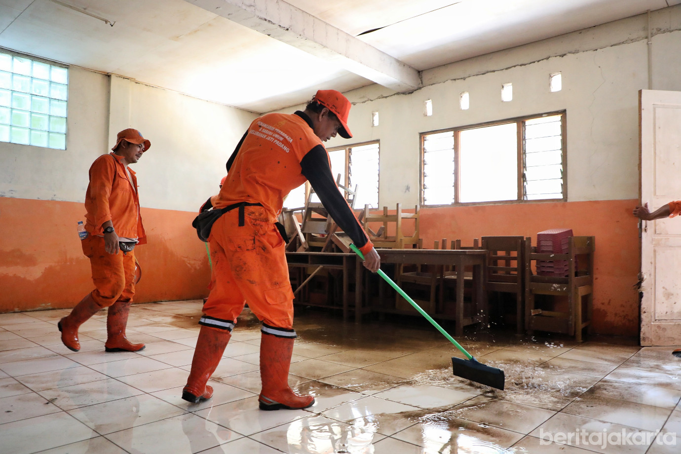 5.Kelurahan Jati Padang Siagakan Puluhan Personel PPSU di Lokasi Tanggul Jebol.jpg