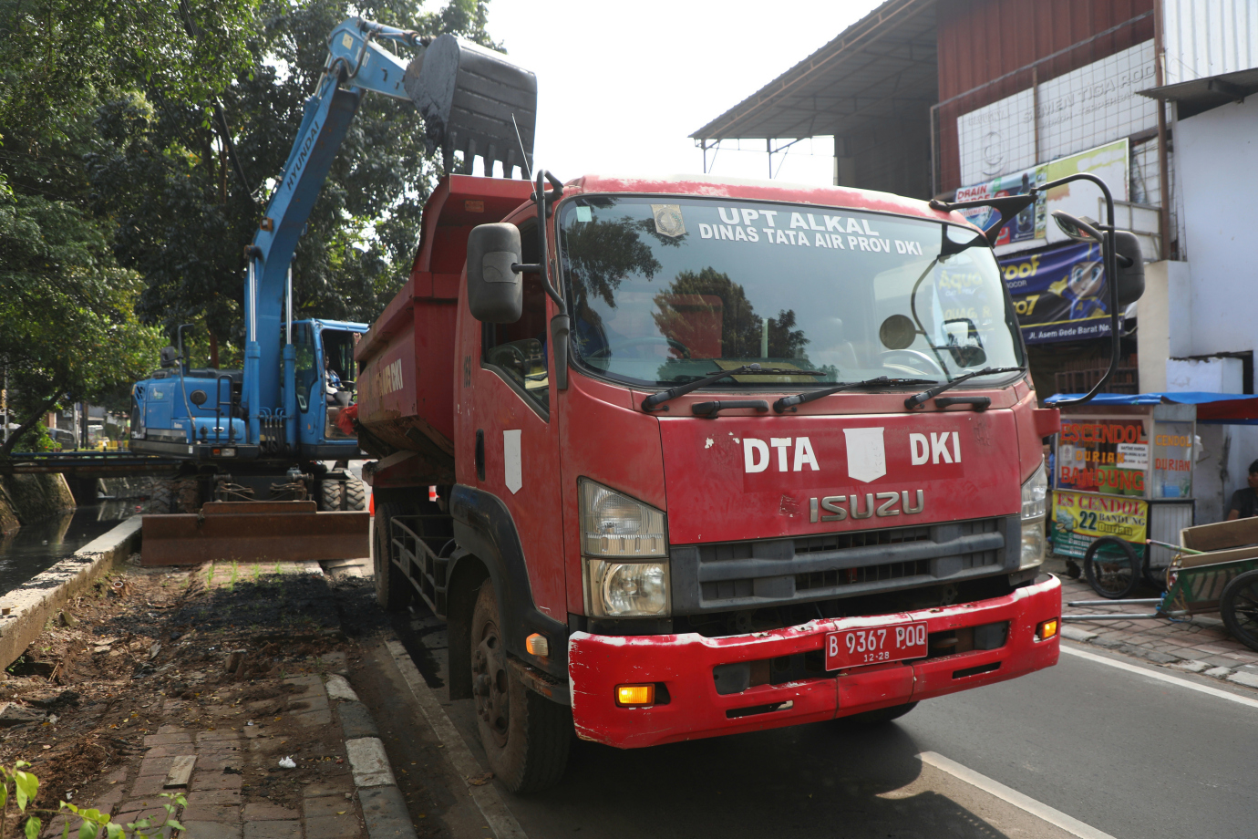 6 Sudin SDA Jakarta Timur Keruk Kali Utan Kayu_6.jpg