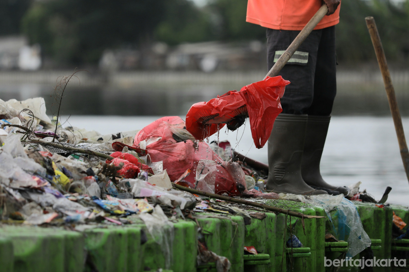 5 Petugas UPS BA Tanjung Priok Angkut Hingga 9 Kubik Sampah dari Waduk Cincin_5.jpg
