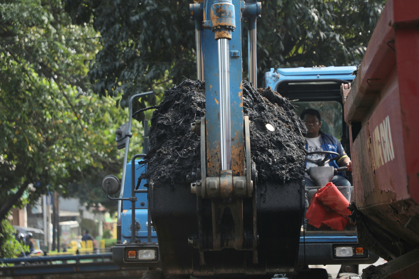 5 Sudin SDA Jakarta Timur Keruk Kali Utan Kayu_5.jpg