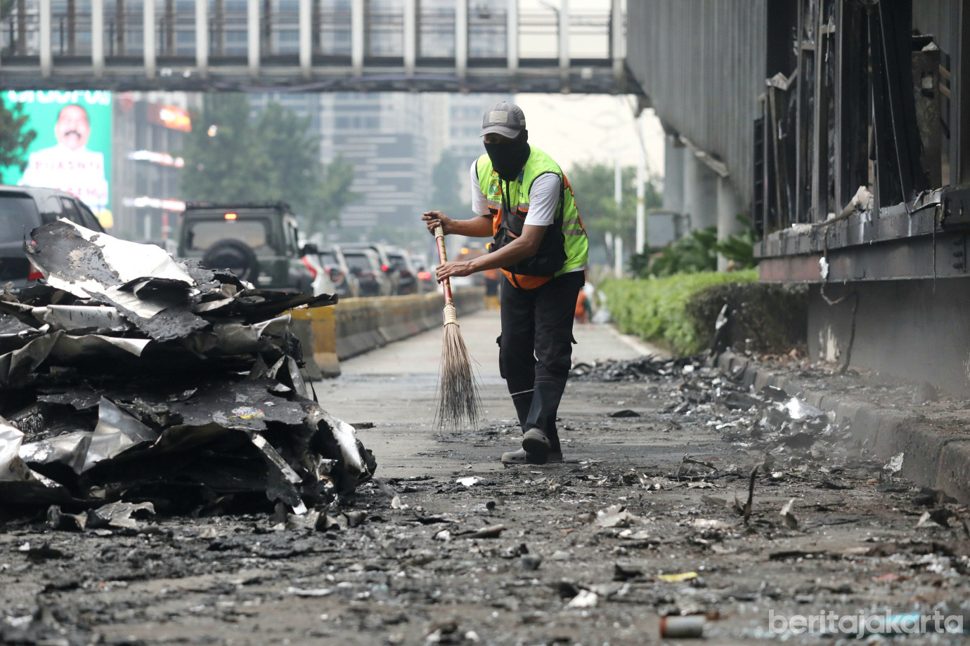 4 Sudin LH Jakarta Selatan Bersihkan Sisa Kebakaran Halte Polda Metro Jaya_4.jpg
