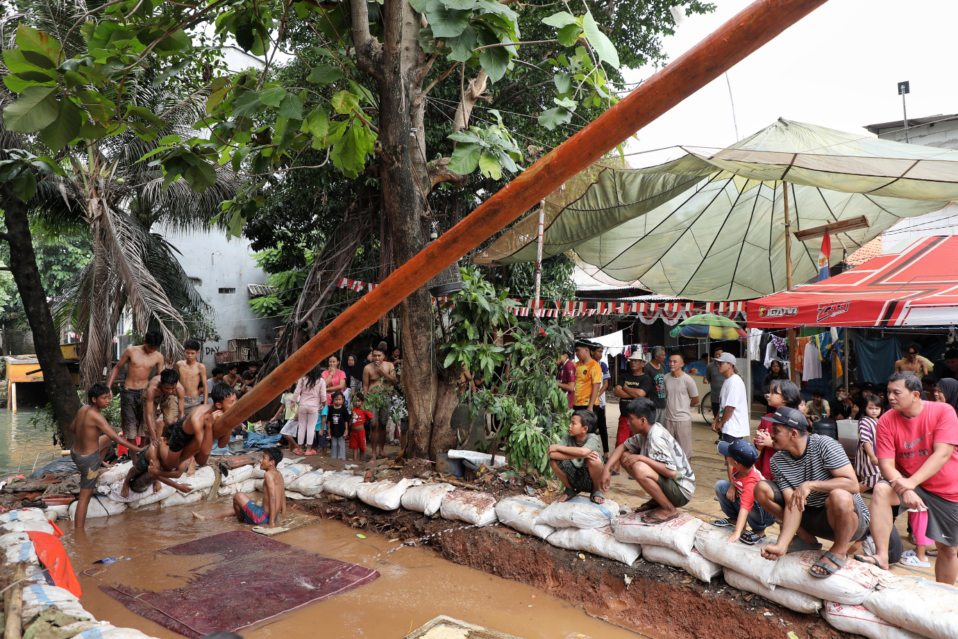 5.Lomba Panjat Pinang.jpg