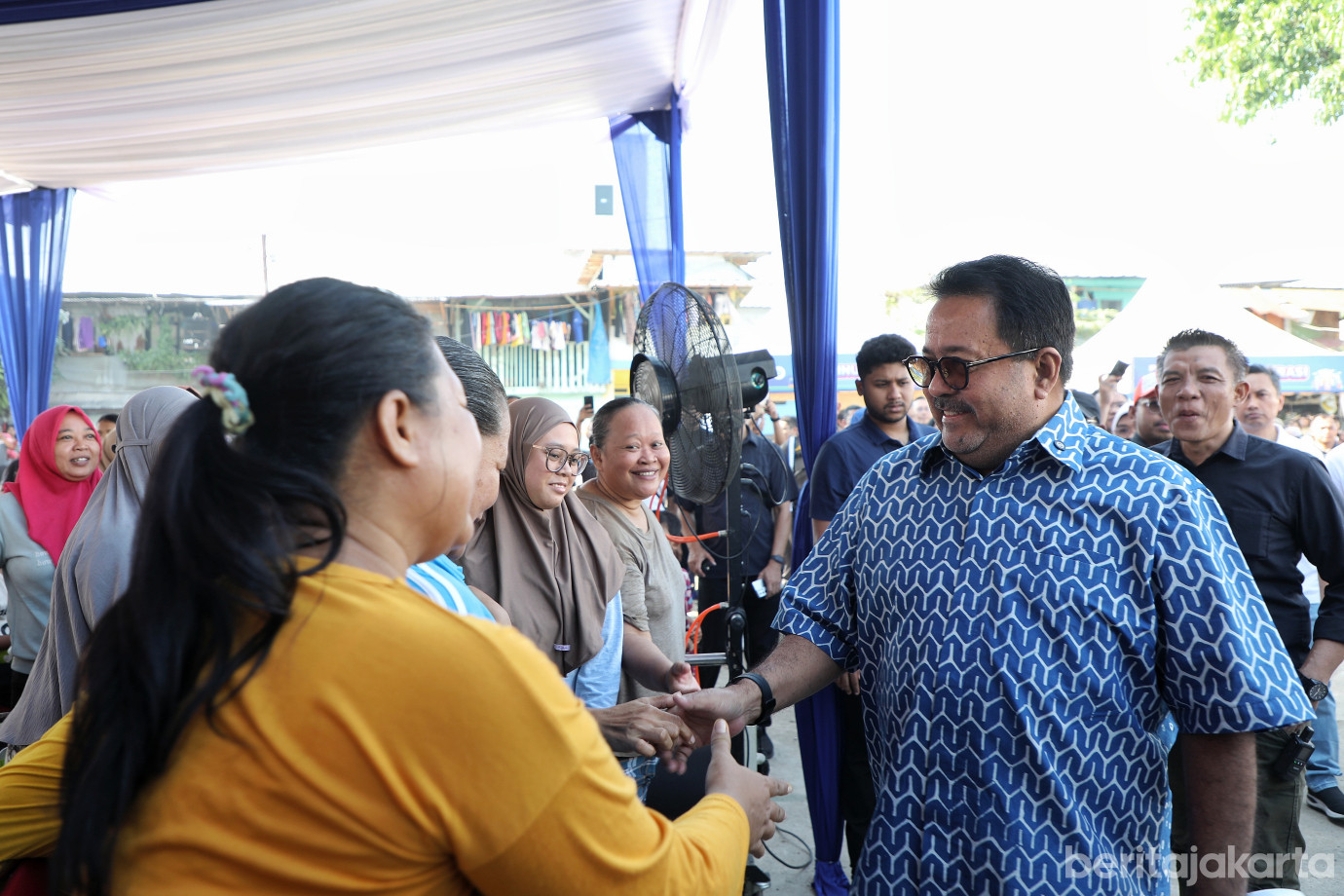 1.Rano Gratiskan 2.000 Paket Sembako di Bazar Hemat PAM Jaya.jpg