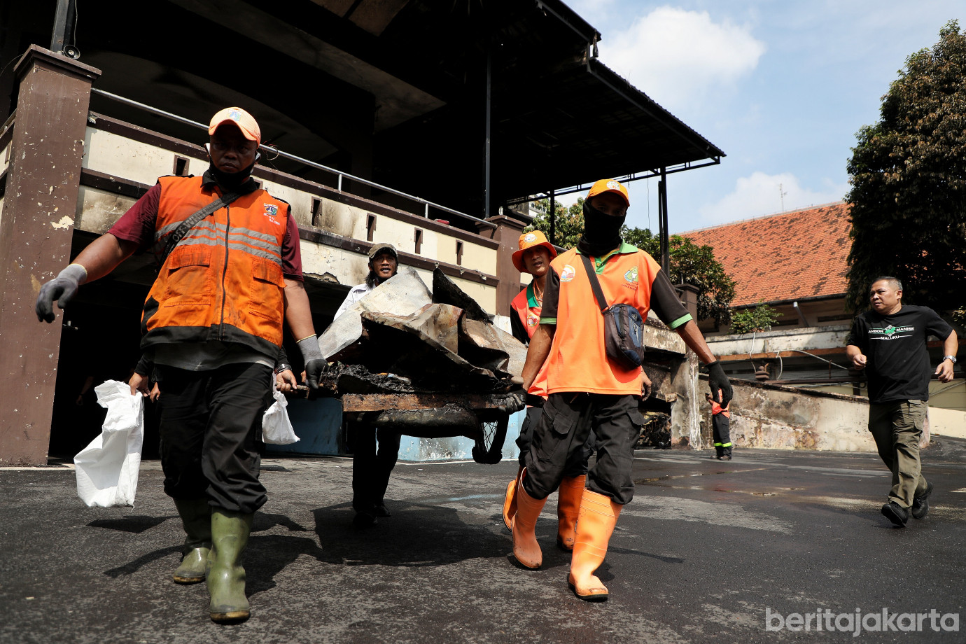7.Pasukan Gabungan Lakukan Kerja Bakti di Polres Jaktim.jpg