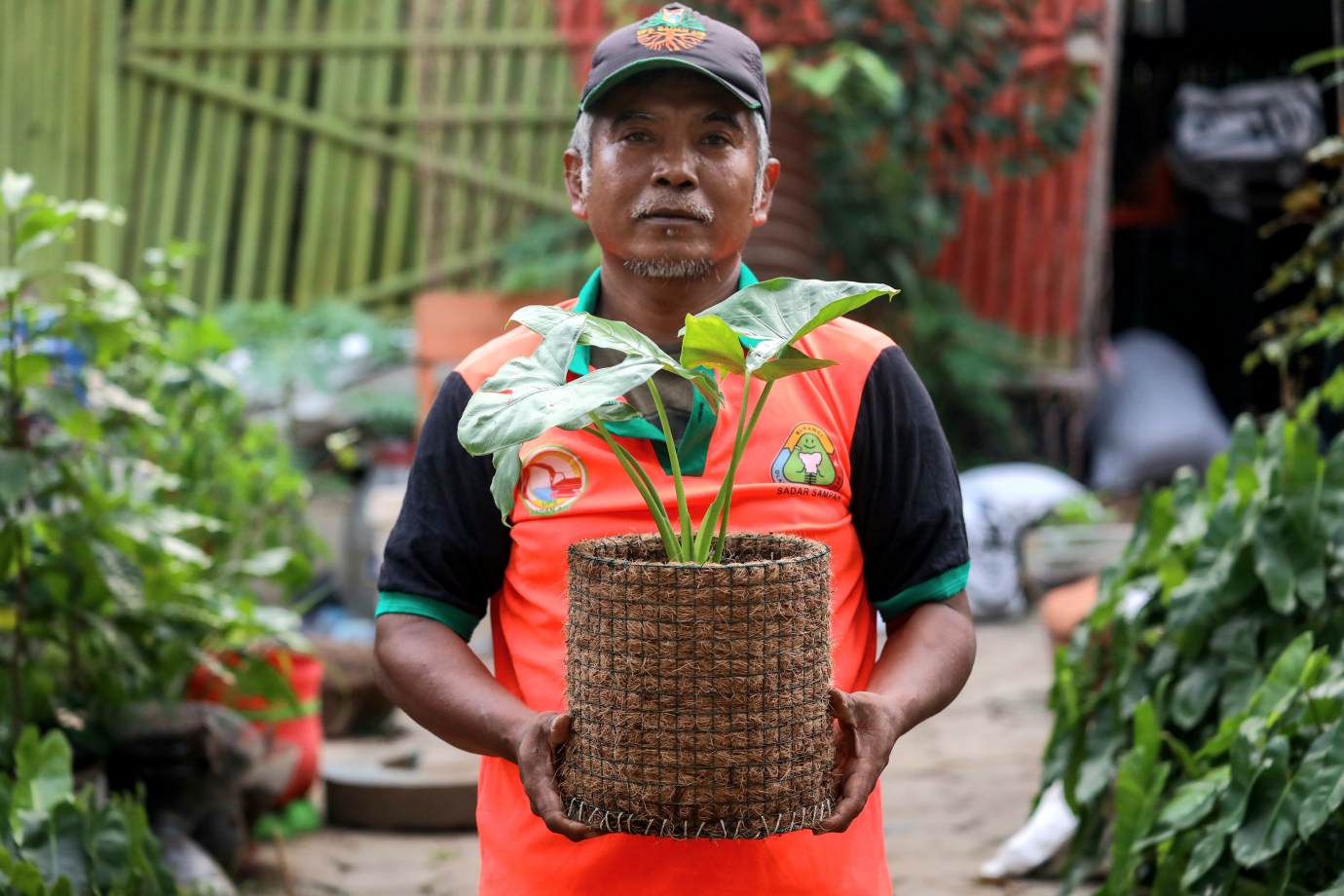 5 UPS Badan Air Cakung Olah Sampah Sabut Kelapa Jadi Pot Bunga Organik_5.jpg