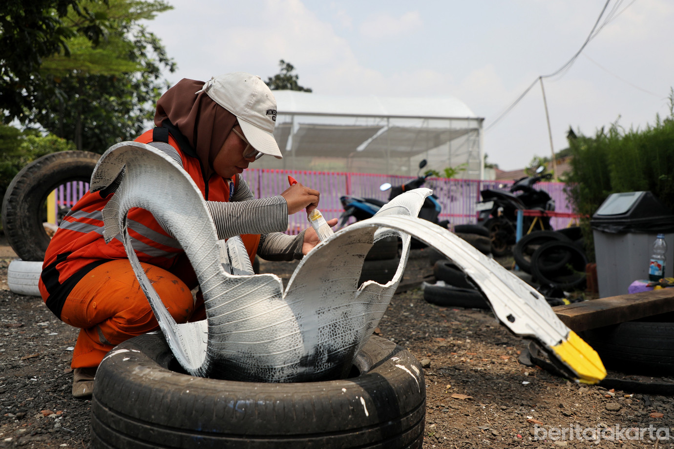 3.PPSU Sulap Ban Bekas Untuk Percantik Area Urban Farming Saung Aset.jpg