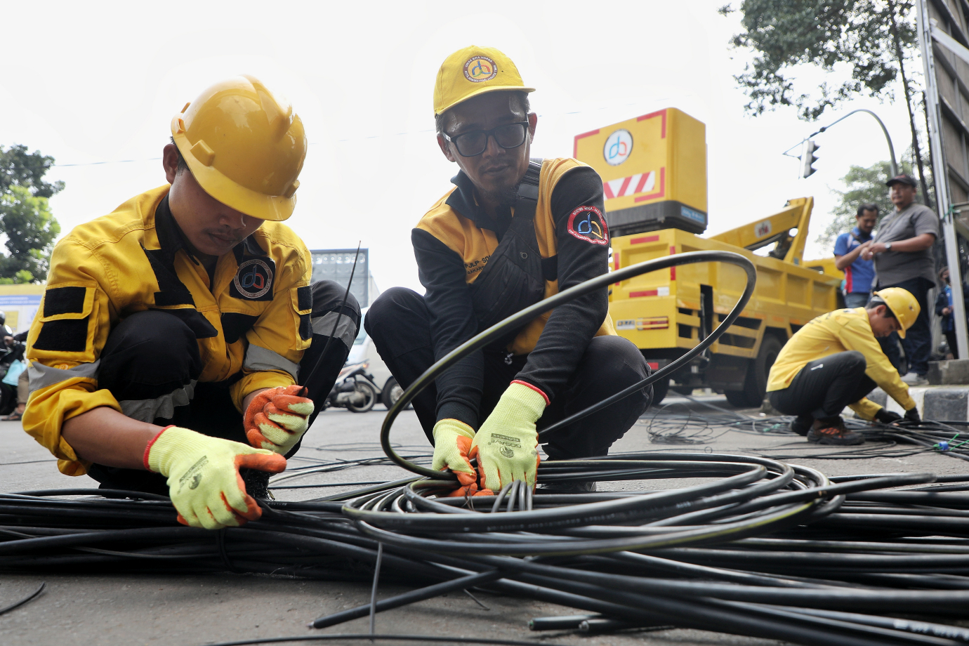 7.Puluhan Personel Gabungan Tertibkan  Kabel Utilitas di Lubang Buaya.jpg