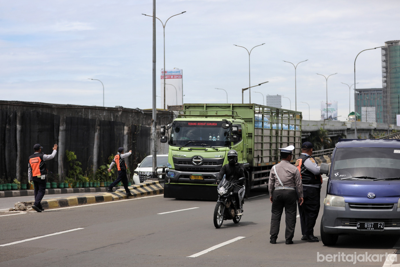 6.Sudinhub Jaksel Lakukan Operasi Lintas Jaya di Jalan TB Simatupang.jpg