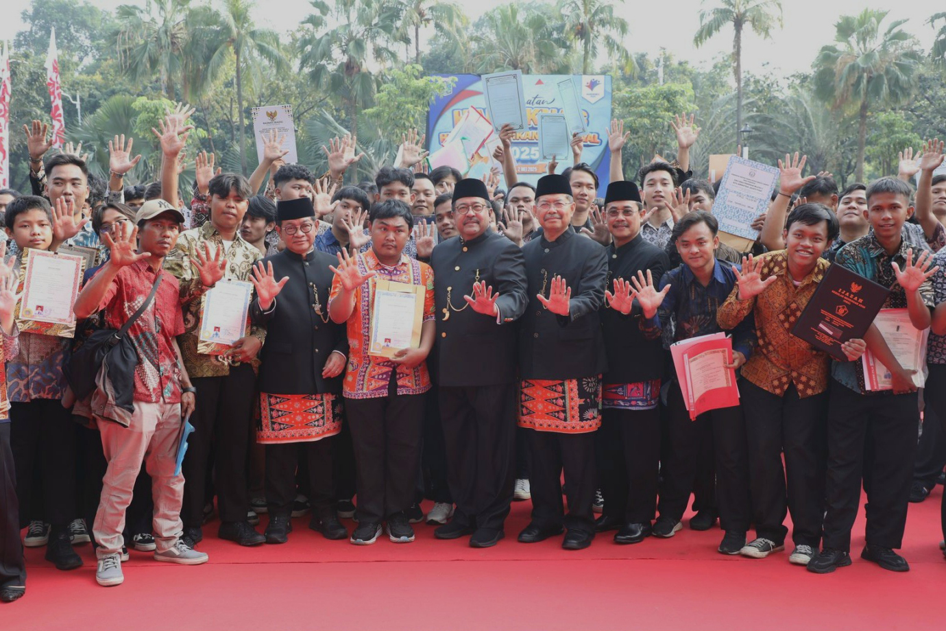 7 Gubernur Menghadiri Upacara Hardiknas 2025_7.jpg