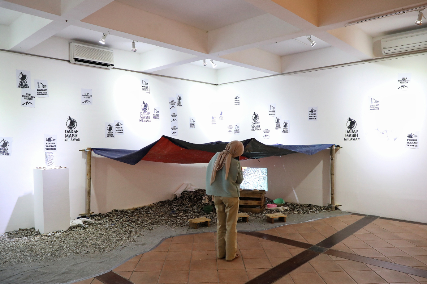 3.Melihat Pameran Lab Perspektif Perempuan.jpg