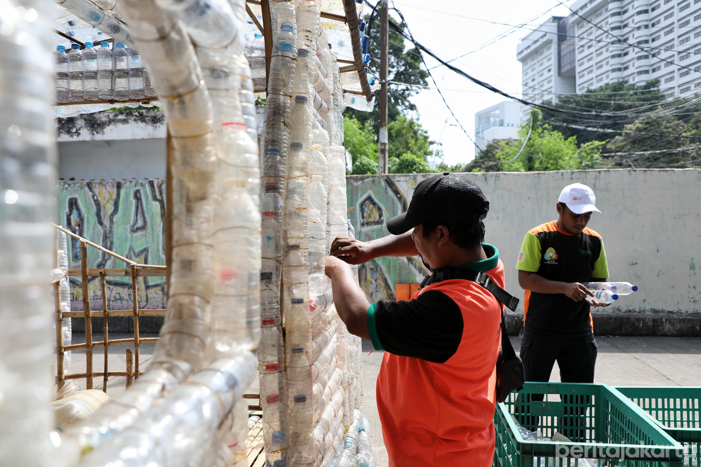 5.UPS Badan Air Kecamatan Senen Sulap Ribuan Limbah Botol Plastik Jadi Perahu Kereta.jpg