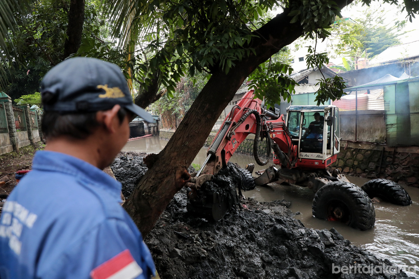 6.Sudin SDA Jaksel Keruk Lumpur Phb Kali Pulo Pasar Minggu.jpg