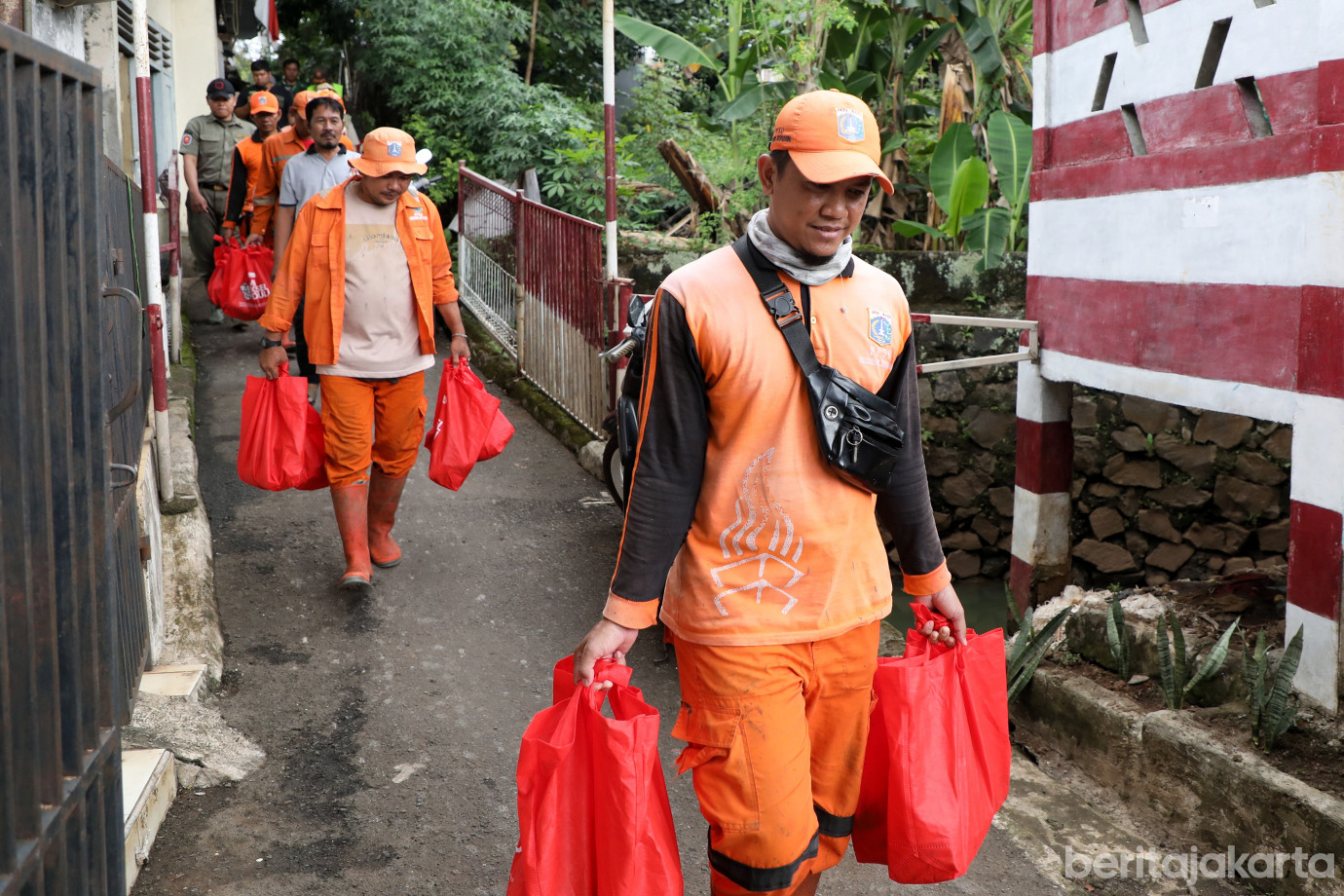 1.Kelurahan Jati Padang Serahkan Bantuan Pada Warga Terdampa Banjir.jpg