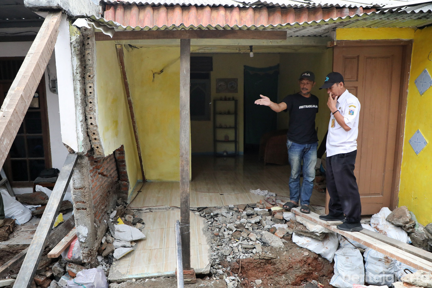 6.Pemkot Jaktim Kebut Perbaikan Saluran Longsor di Makasar.jpg