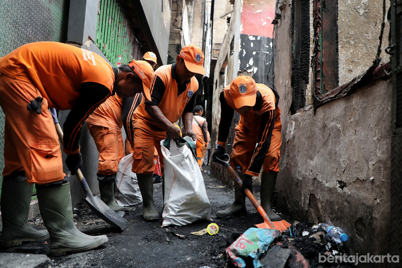 5.PPSU Bantu Bersihkan Puing Sisa Kebakaran di Taman Sari.jpg