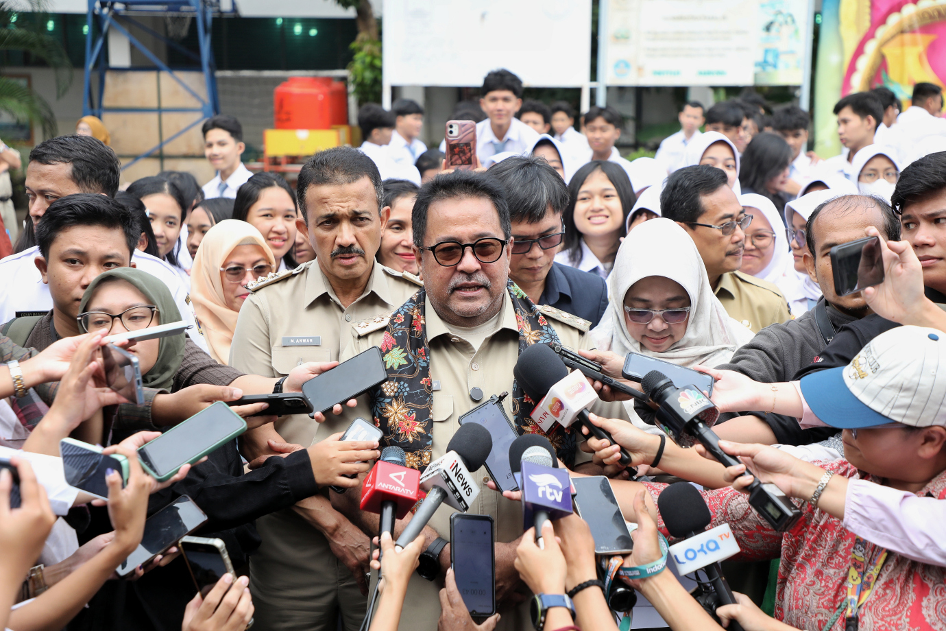 9.Rano Karno Tinjau Pelaksanaan MPLS di SMAN 6 Jakarta.jpg