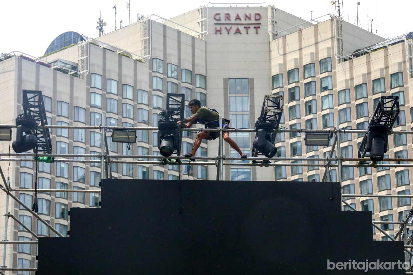 5 Persiapan Panggung Utama Tahun Baru 2026 di Bundaran HI_5.jpg