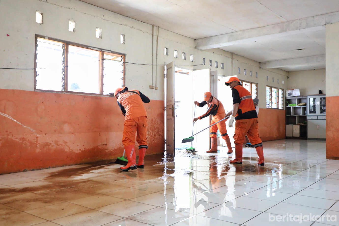 7. Kelurahan Jati Padang Siagakan Puluhan Personel PPSU di Lokasi Tanggul Jebol.jpg