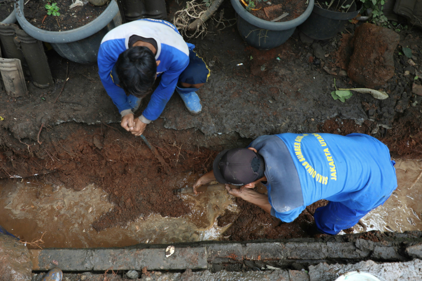 5 Satpel SDA Kelapa Gading Perbaiki Turap Saluran_5.jpg