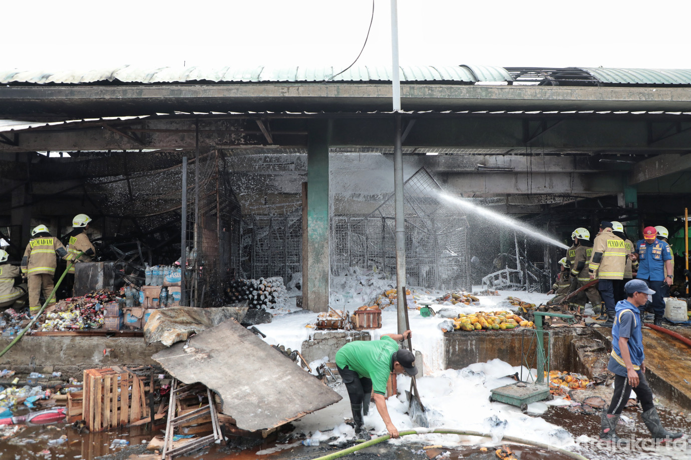 2.95 Personil Gulkarmat Dikerahkan Atasi Kebakaran Pasar Induk Kramat Jati .jpg