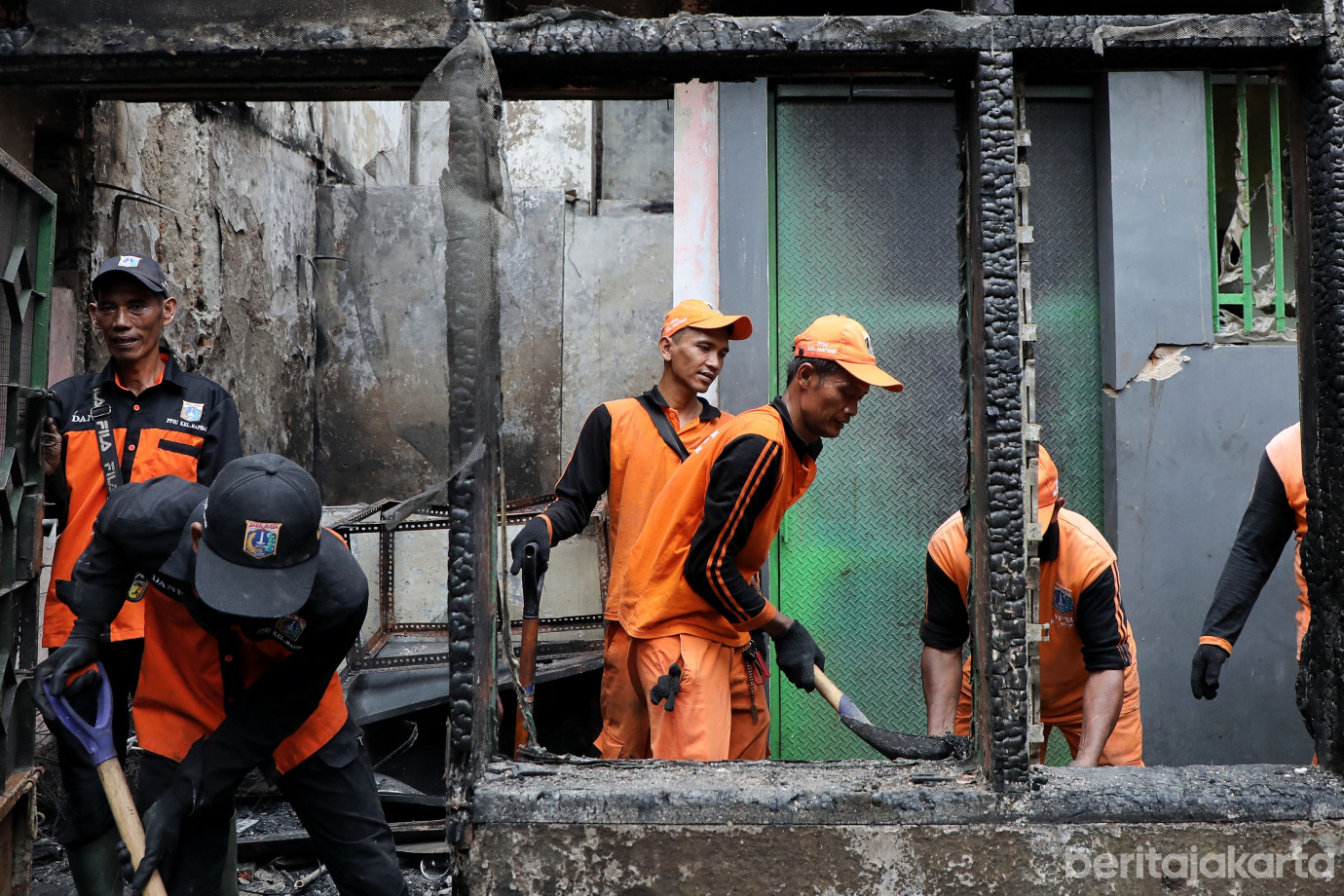 3.PPSU Bantu Bersihkan Puing Sisa Kebakaran di Taman Sari.jpg