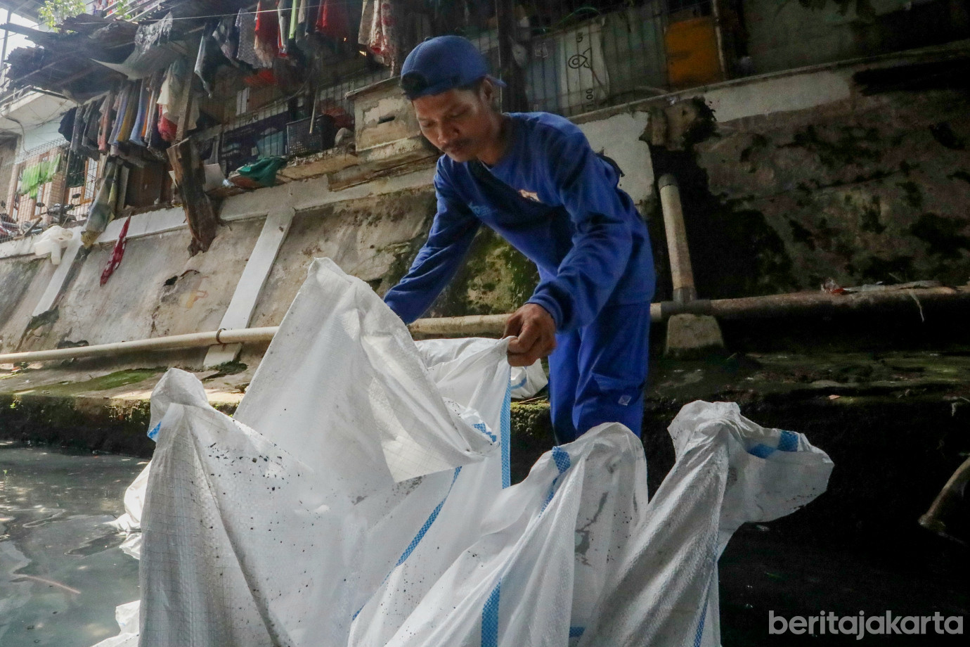 5 Cegah Genangan, SDA Jakpus Kuras Saluran PHB Keroncong_5.jpg