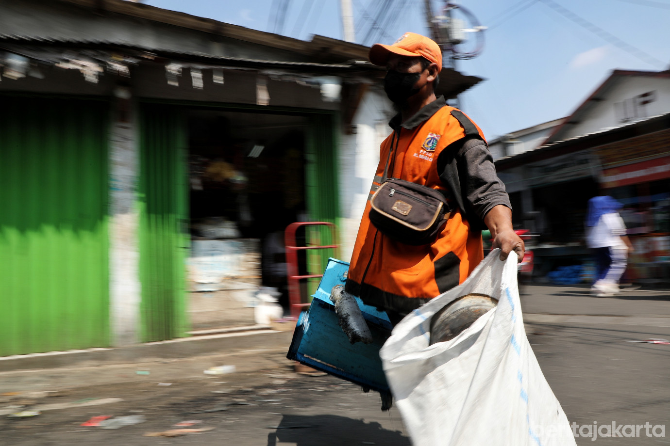 6.PPSU Dikerahkan Bersihkan Puing Sisa Kebakaran di Bidara Cina.jpg