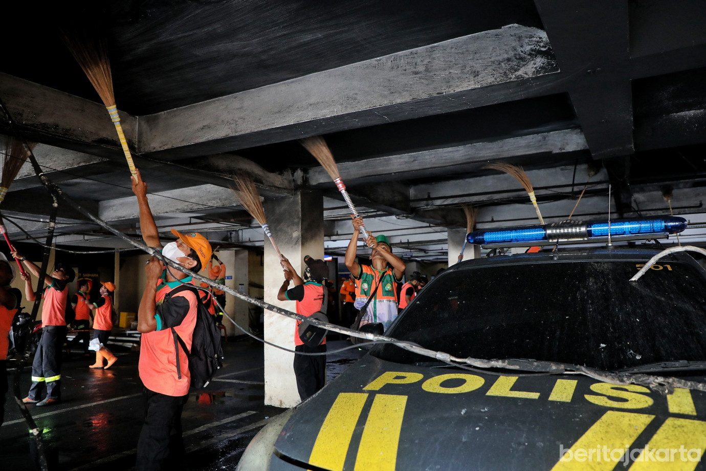 5.Pasukan Gabungan Lakukan Kerja Bakti di Polres Jaktim.jpg