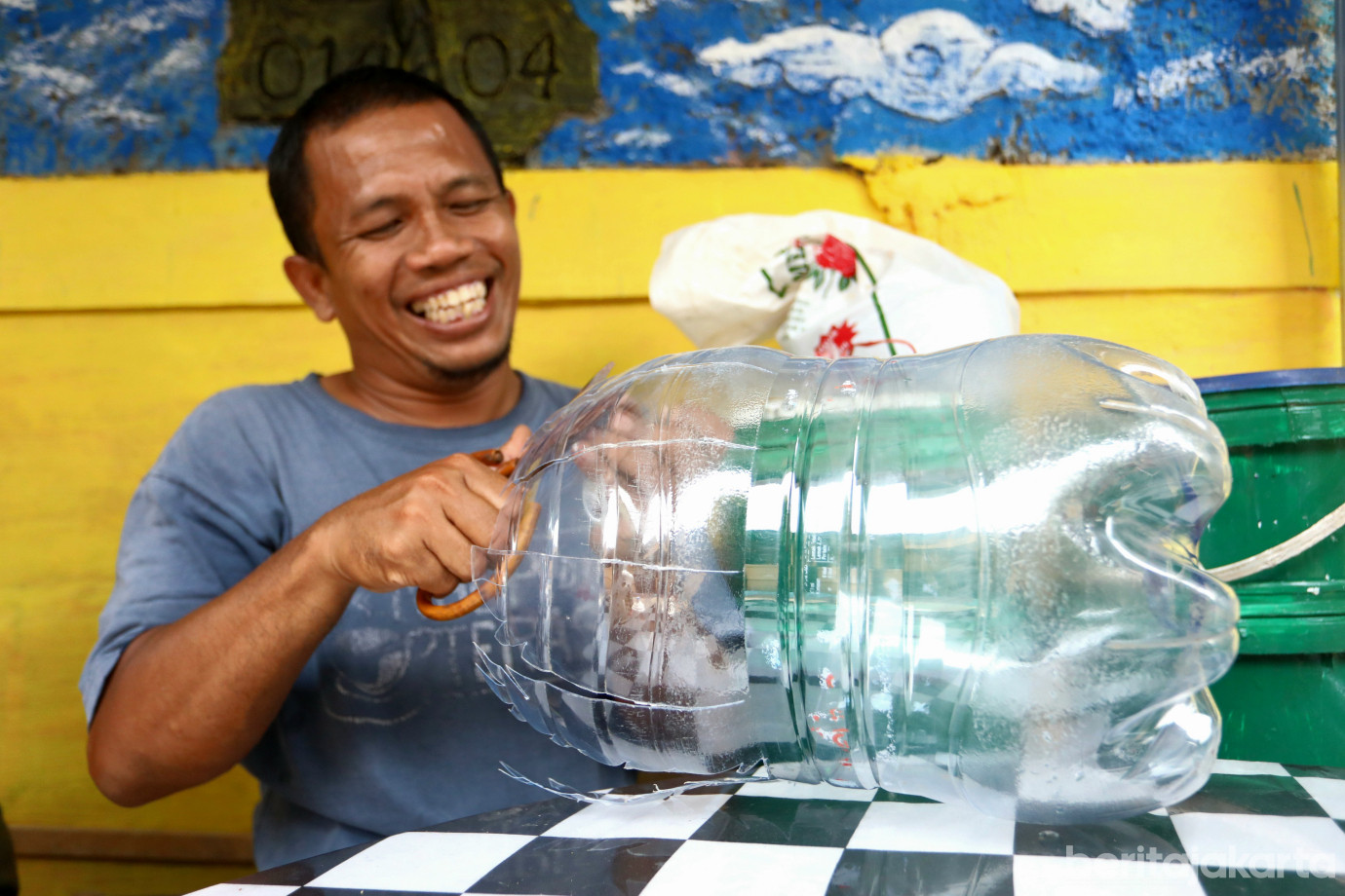 2 Warga RT 014 Semper Barat Sulap Botol Bekas Jadi Karya Kreatif_2.jpg
