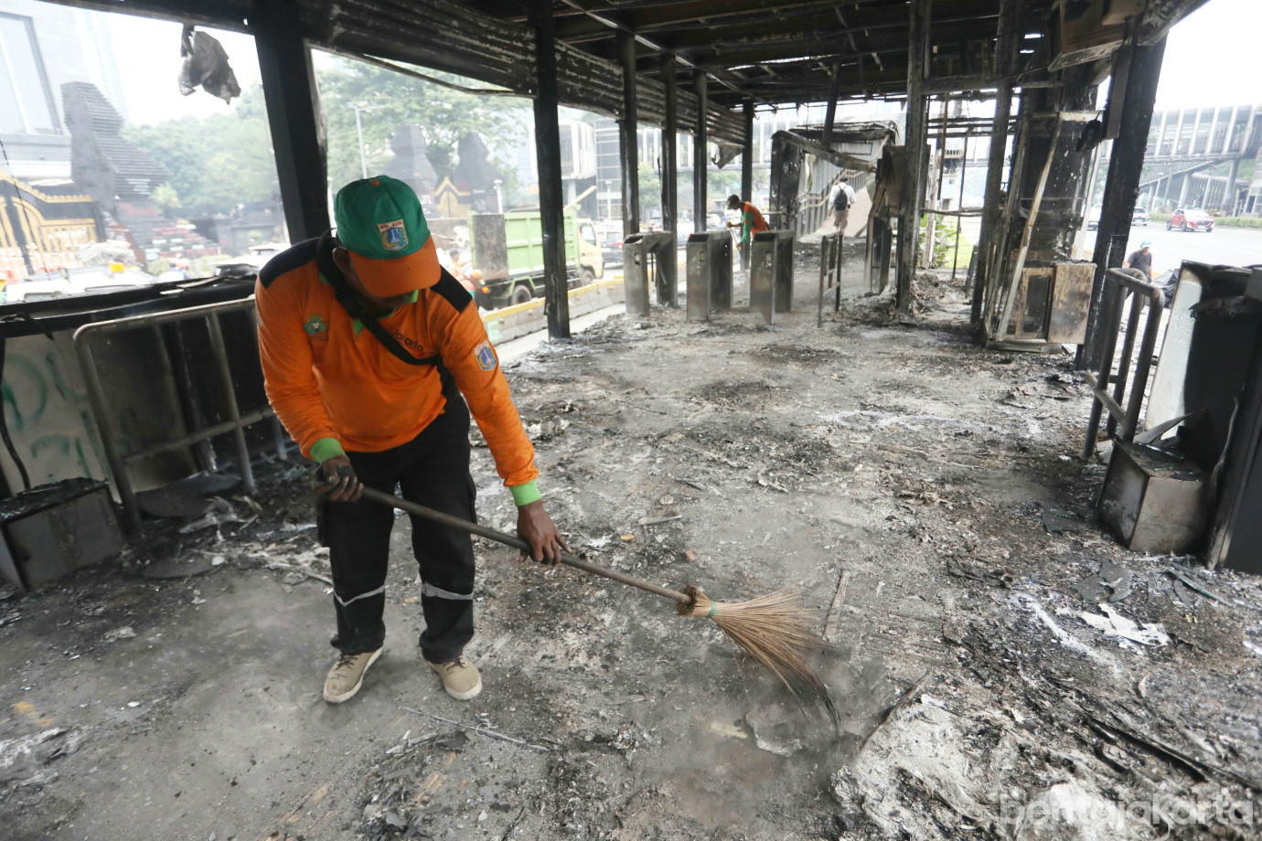3 Sudin LH Jakarta Selatan Bersihkan Sisa Kebakaran Halte Polda Metro Jaya_3.jpg