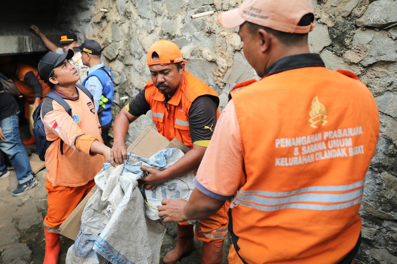 Relokasi warga kolong tol-6.jpg