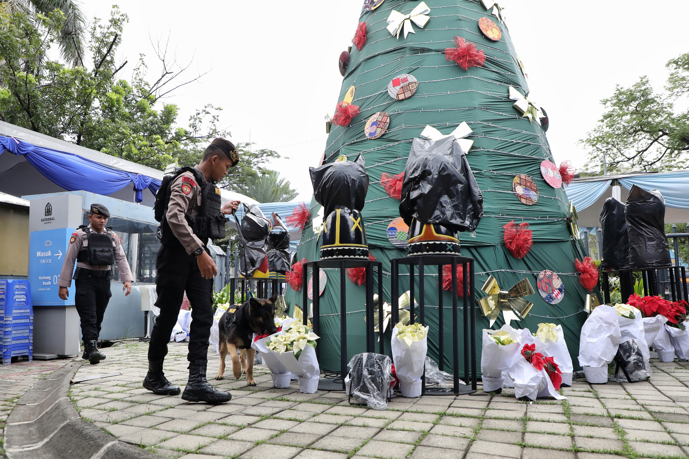 3.Sterilisasi Gereja Katedral Jelang Misa Natal 2024.jpg