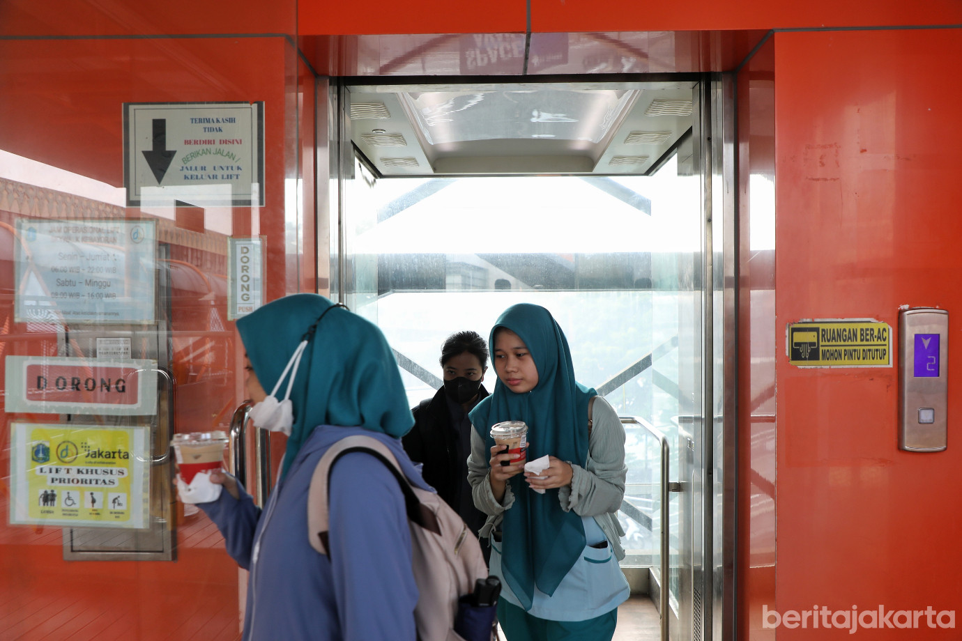 3.Lift Skywalk Kebayoran Lama Kembali Beroperasi Setelah Perbaikan Teknis.jpg