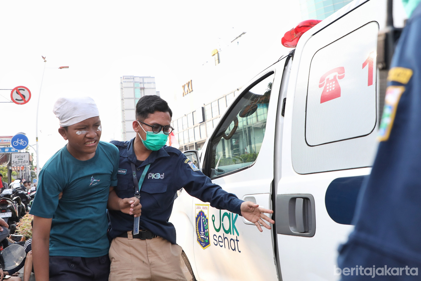 3.Dinkes Siagakan Ambulans di Sejumlah Titik Unjuk Rasa.jpg
