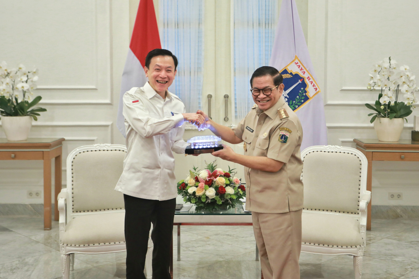 6 gub terima bantuan perahu.jpg