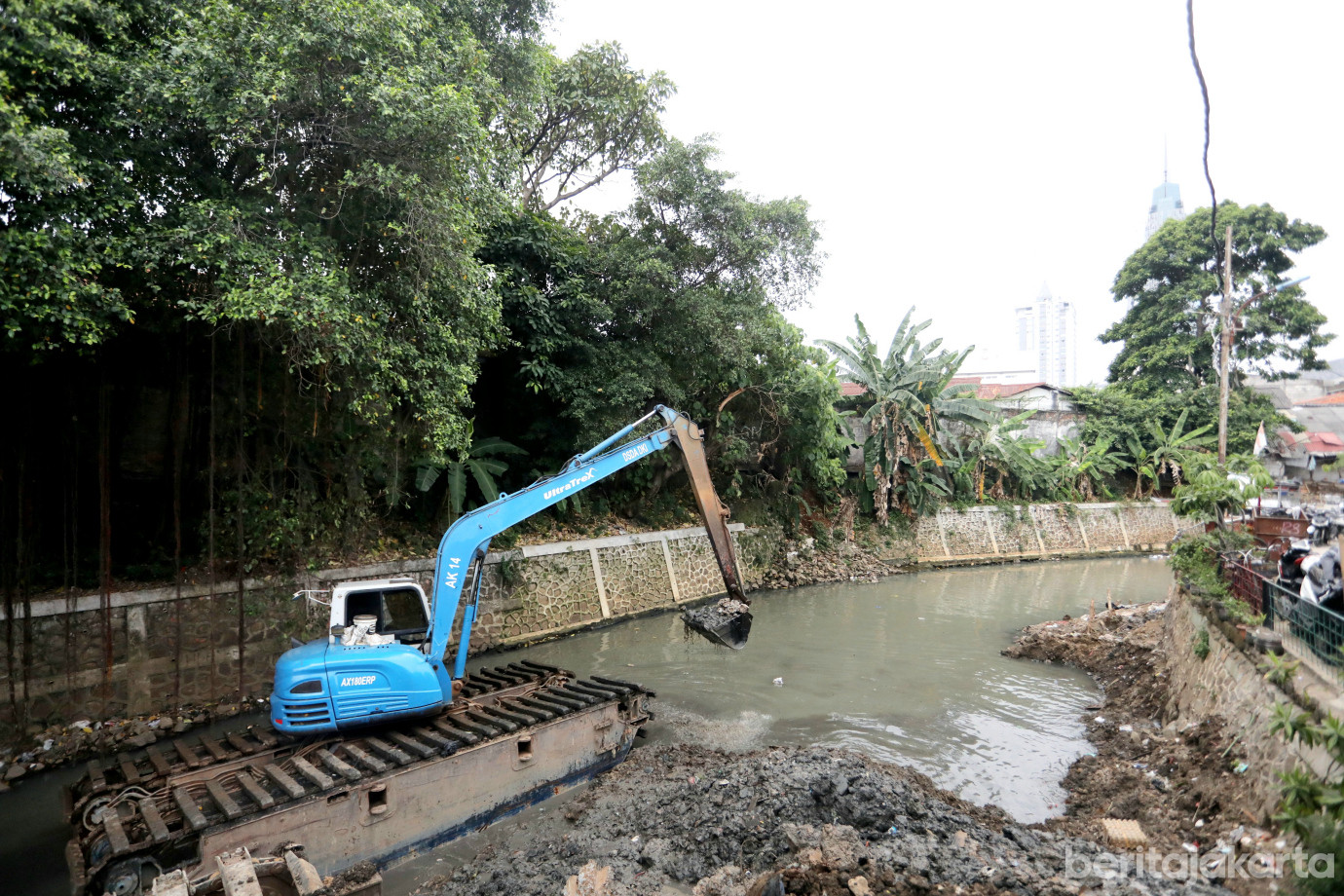 1 Sudin SDA Jaksel Keruk Kali Grogol Sepanjang 300 Meter untuk Cegah Banjir_1.jpg
