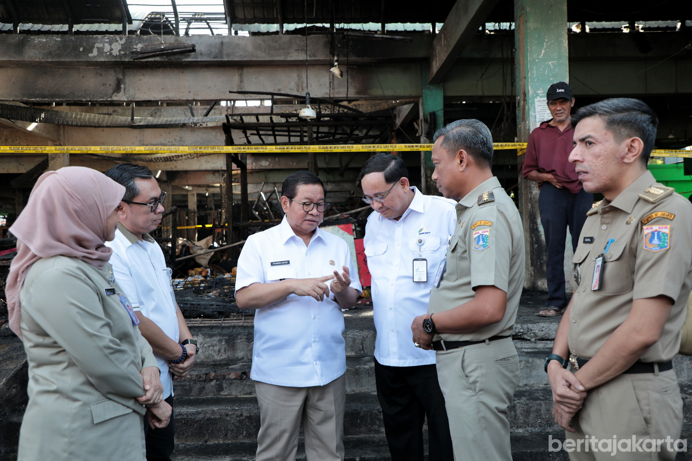 5.Pramono Tinjau Pasca Kebakaran Pasar Induk Kramat Jati.jpg
