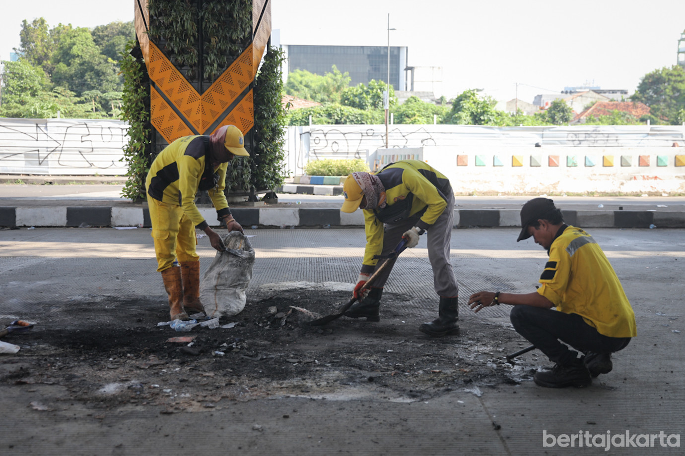 Petugas gabungan Matraman-6.jpg