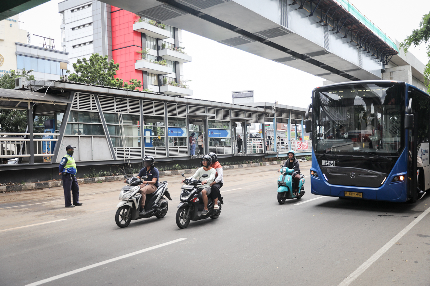 Halte Transjakarta Rawamangun-5.jpg