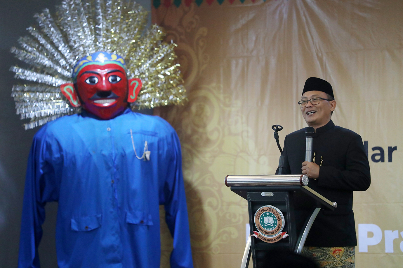 pengukuhan-gelar-abang-gub-02.jpg