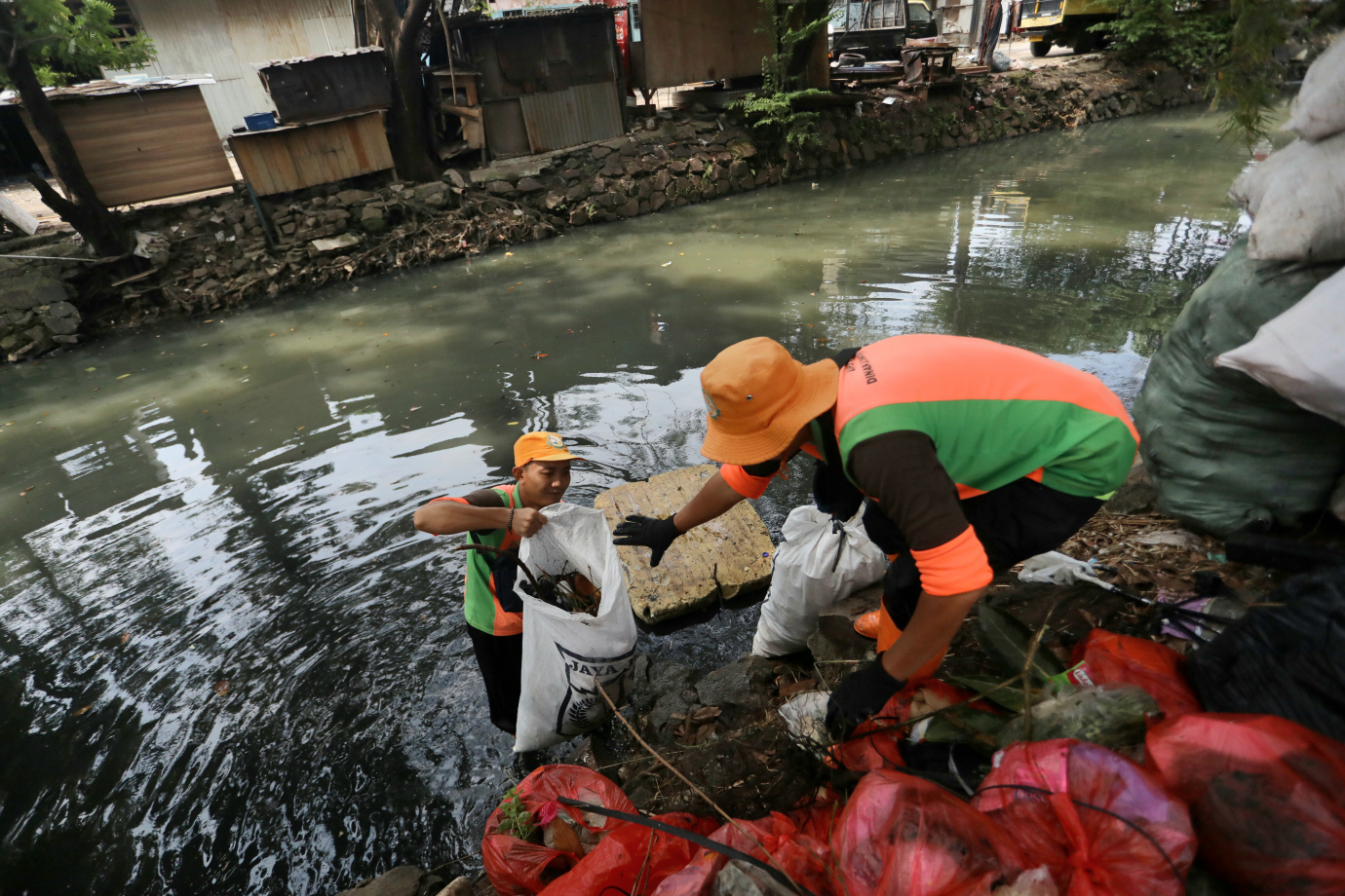 6 UPS BA Duren Sawit Bersihkan Sampah Kali Pertukangan_6.jpg
