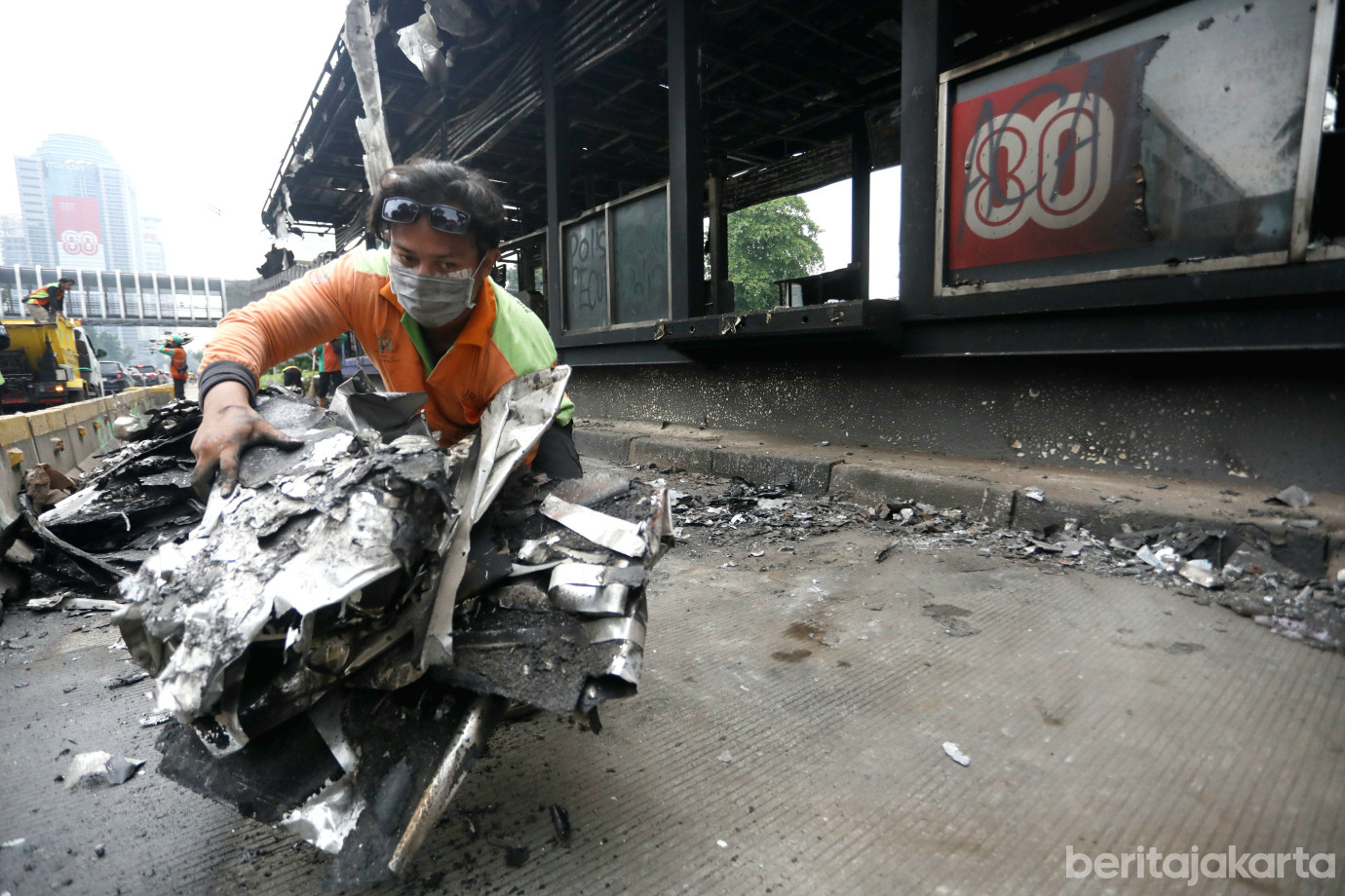 5 Sudin LH Jakarta Selatan Bersihkan Sisa Kebakaran Halte Polda Metro Jaya_5.jpg