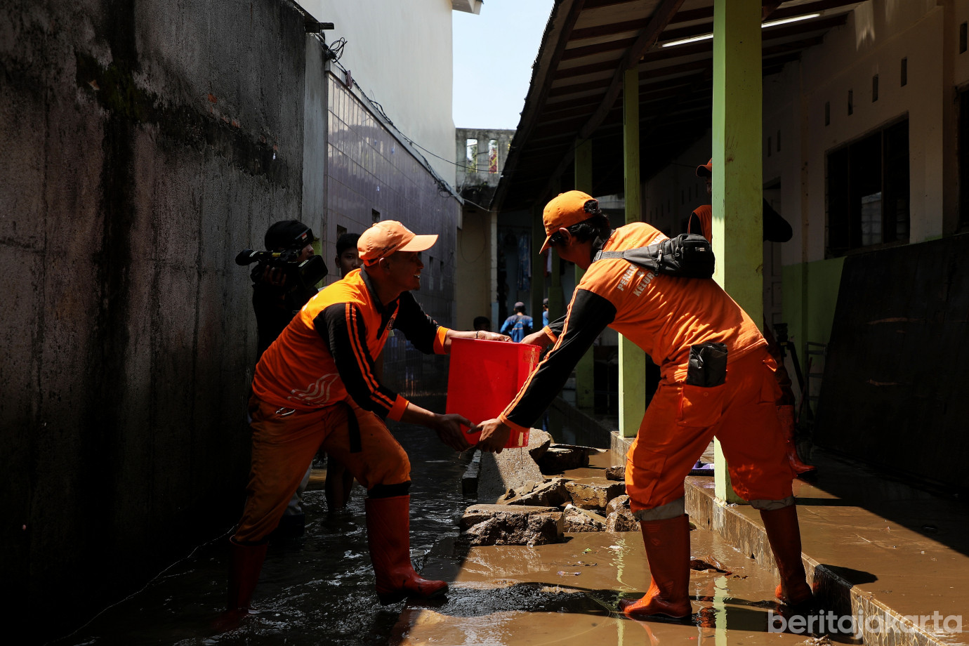 2.Kelurahan Jati Padang Siagakan Puluhan Personel PPSU di Lokasi Tanggul Jebol.jpg