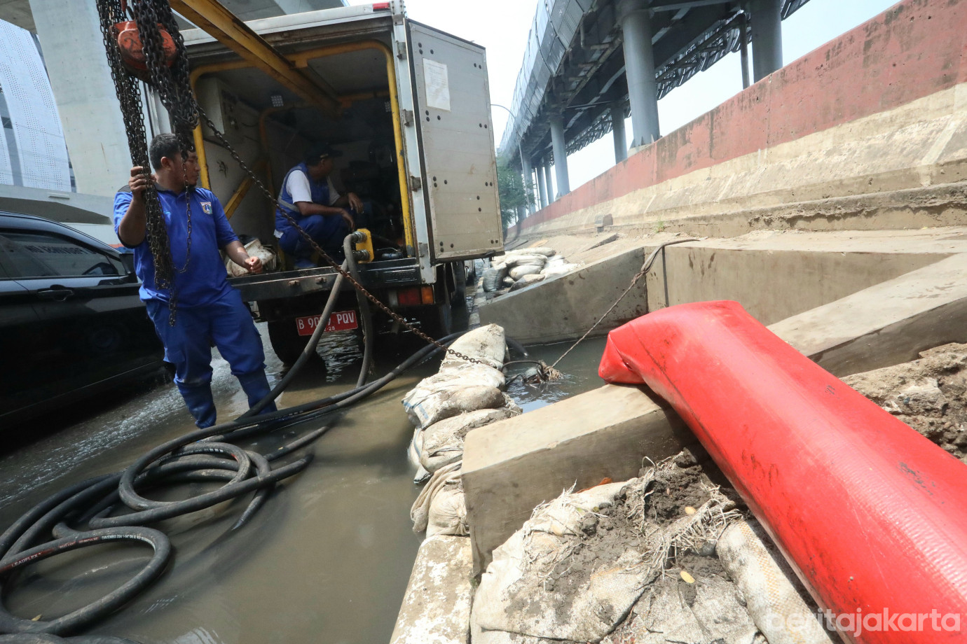 2 Sudin SDA Jakarta Utara Atasi Genangan Banjir Rob di Jalan RE Martadinata_2.jpg