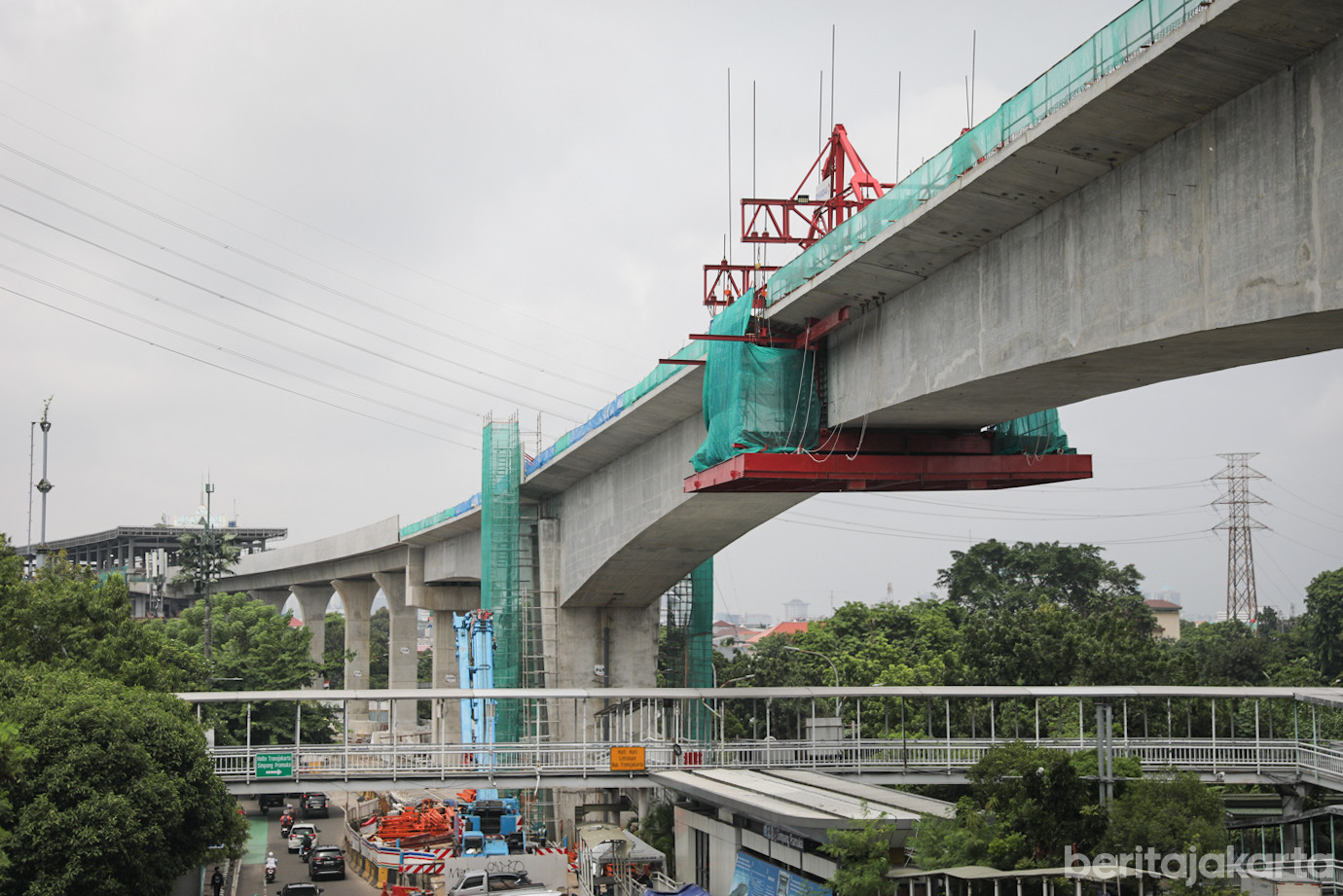 Jembatan LRT Rawamangun-1.jpg