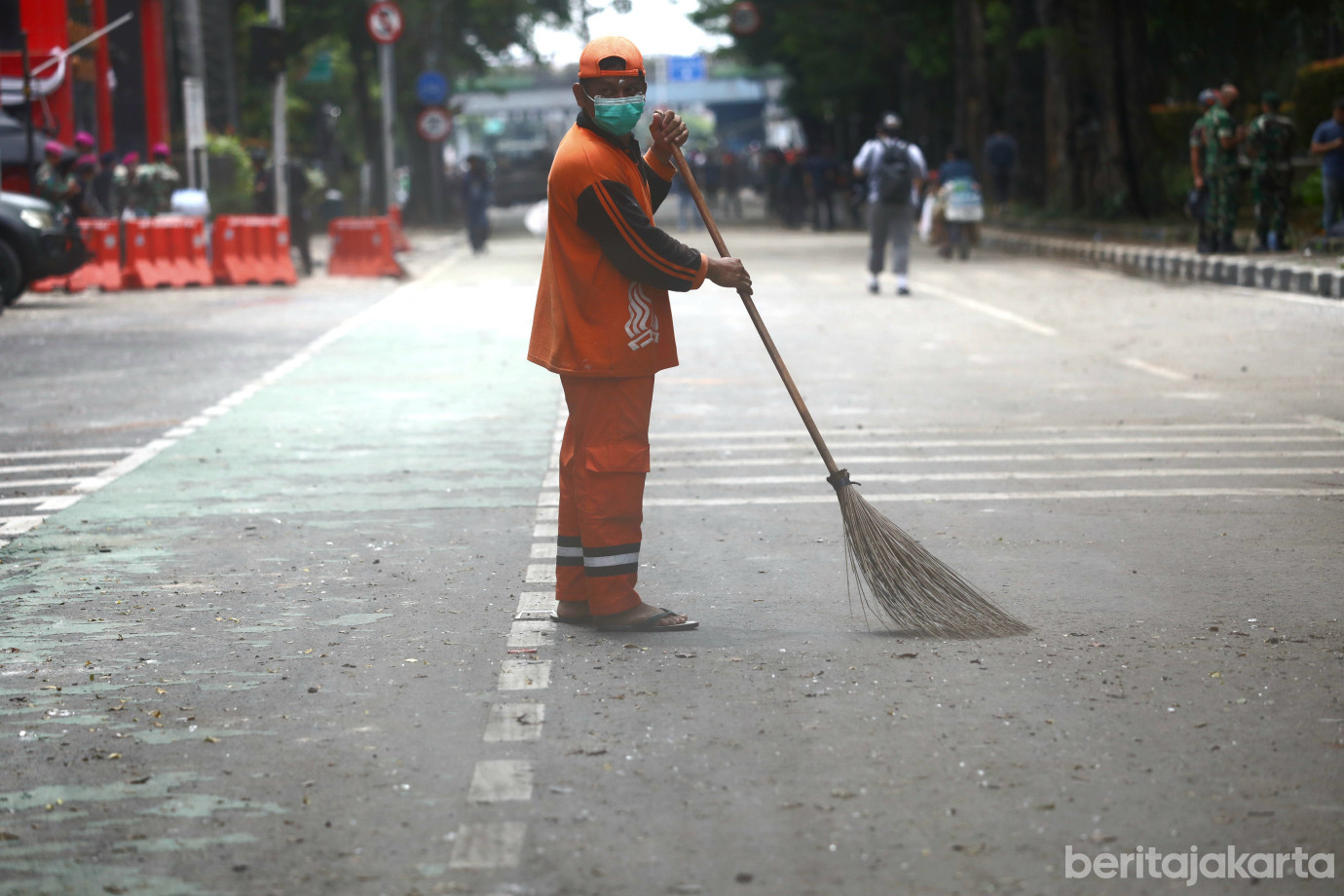 6 30 Petugas PPSU Senen Bersihkan Sampah Pasca Aksi Massa_6.jpg
