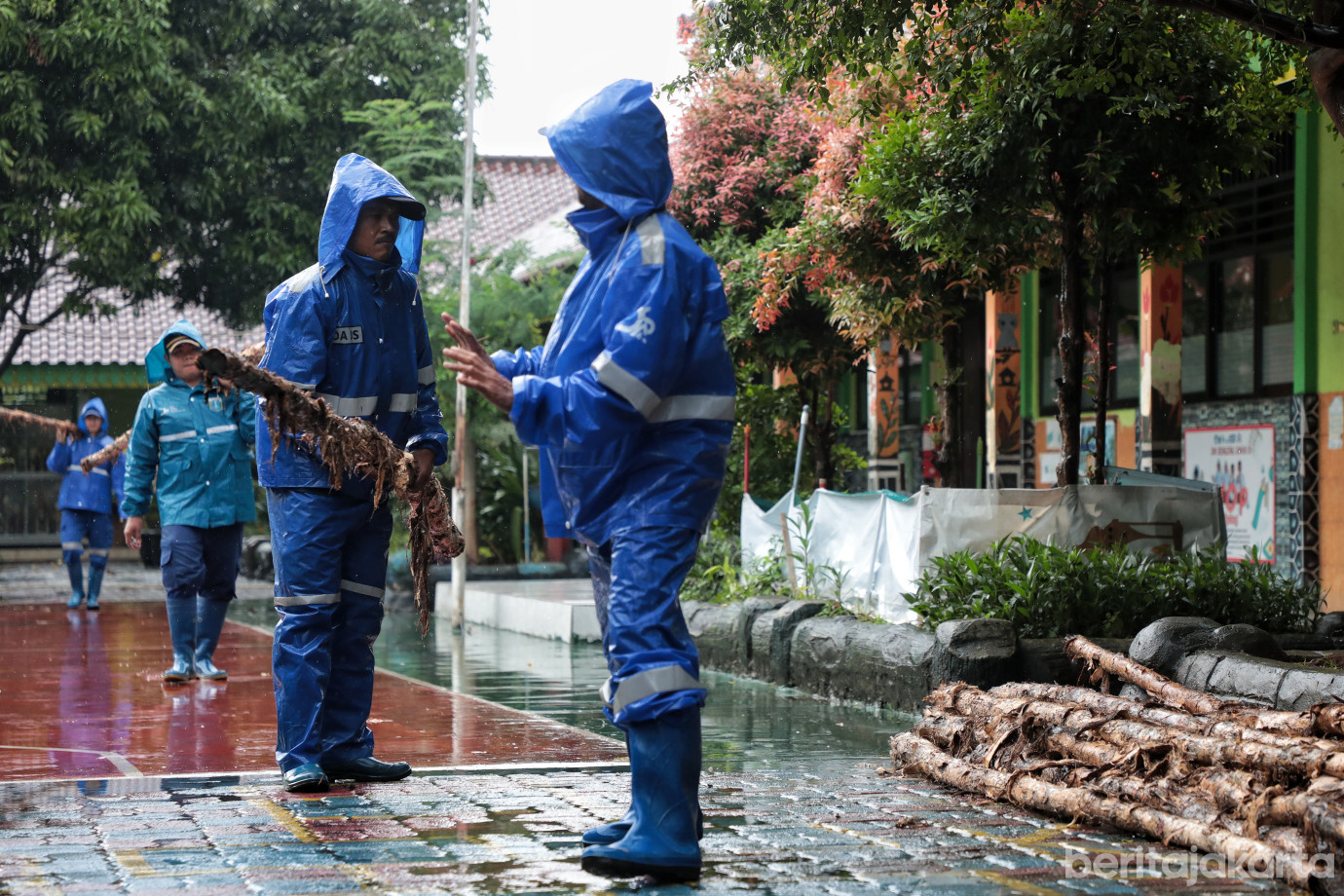 7.Rumah Longsor di Srengseng Sawah .jpg