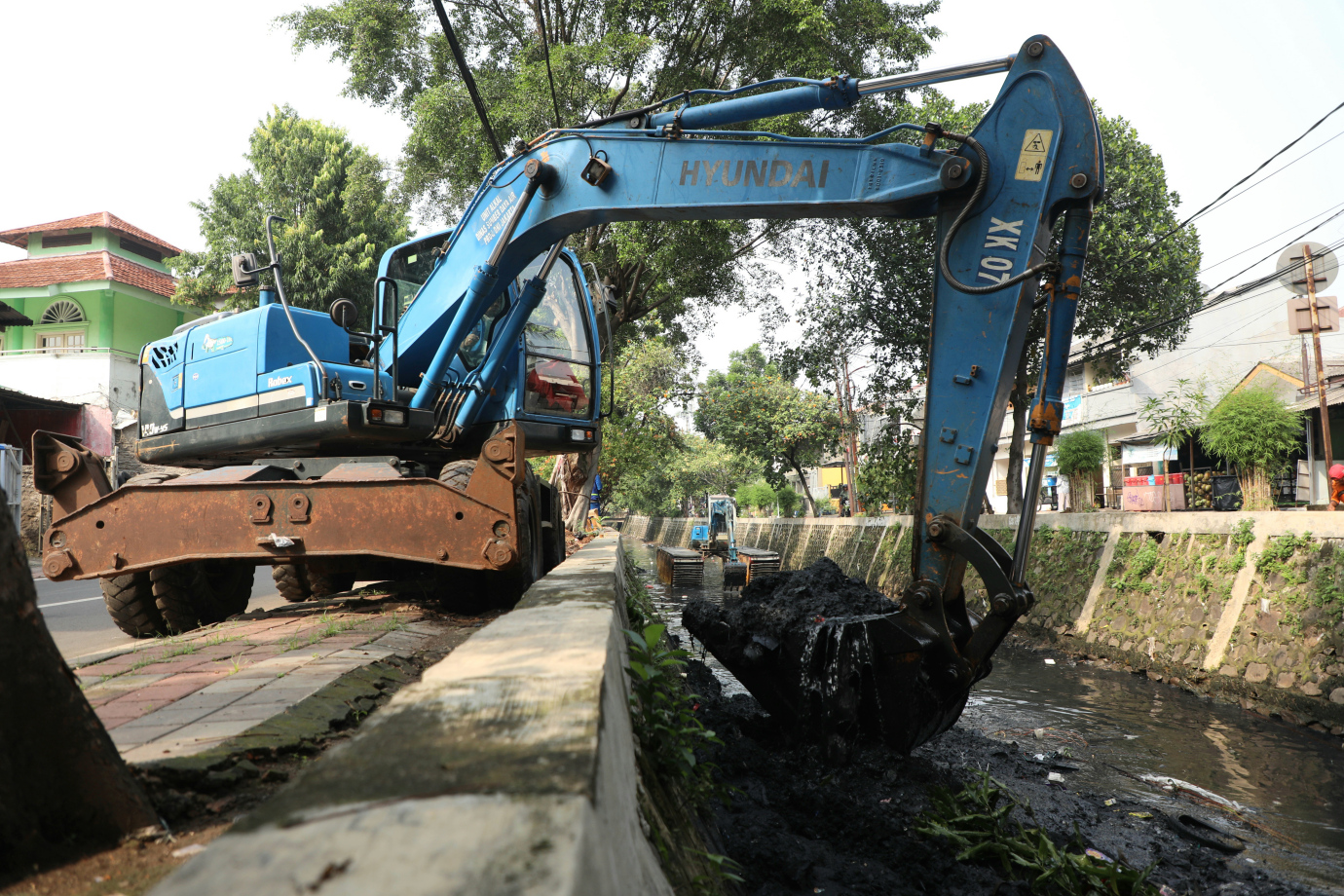 4 Sudin SDA Jakarta Timur Keruk Kali Utan Kayu_4.jpg