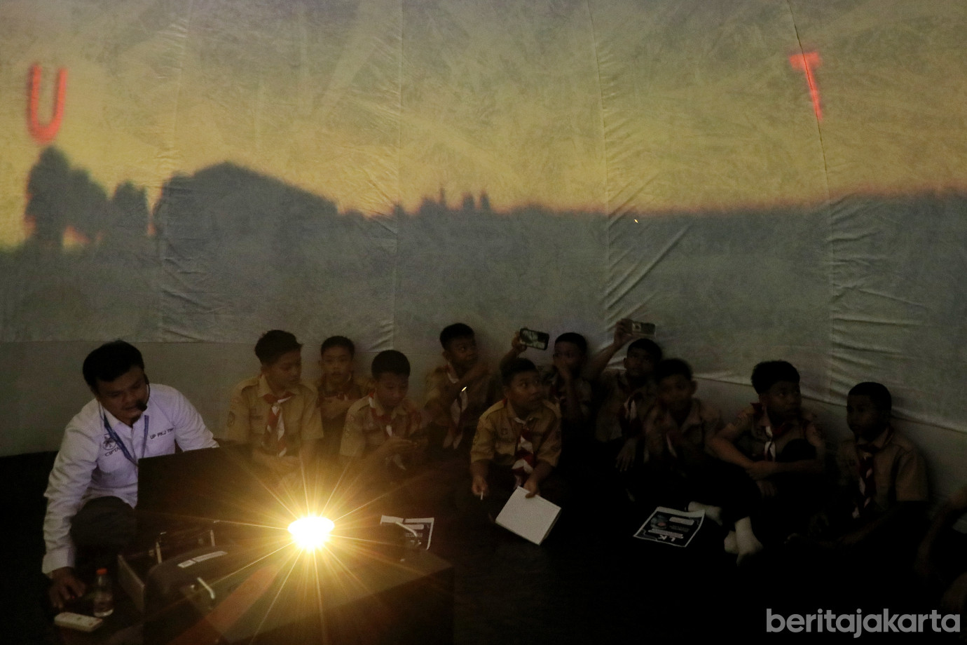 8.Astronomi Goes To School .jpg